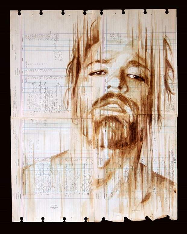 Художник создает портреты на винтажной бумаге, используя только кофе