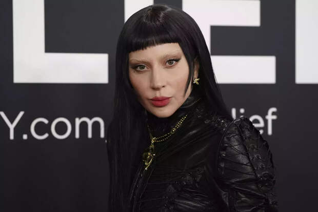 Леди Гага появилась на публике в новом образе с обесцвеченными бровями