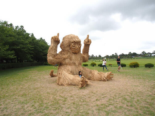 Скульптуры из соломы на Wara Art Festival в Японии