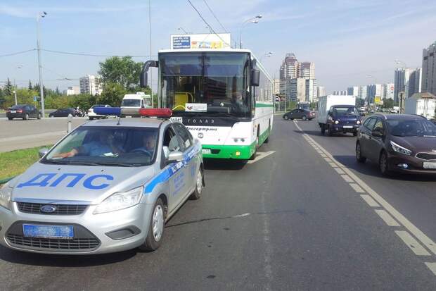 Автобус гаи. Сопровождение ДПС. Сопровождение автобусов с детьми ГИБДД. Машины сопровождения ДПС. ДПС колонна.