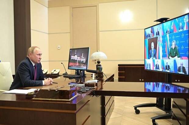 Путин дал ряд поручений по развитию в России сферы генетики