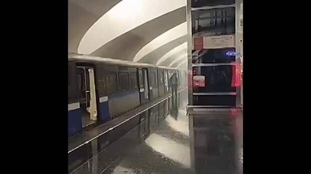 Взрыв на станции Битцевский парк в Москве. Судя по всему, не теракт, взорвалось оборудование — сообщают, что на данный момент движение уже восст...