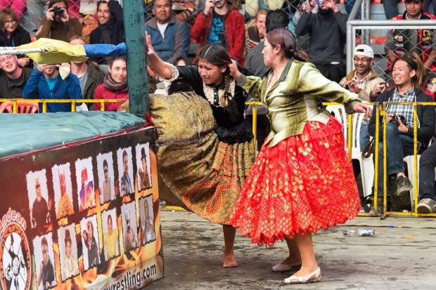 Чолитас в Боливии — женский реслинг в национальной одежде