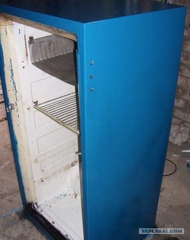 Старый холодильник  нуждался в косметическом ремонте - перед вами результат труда...