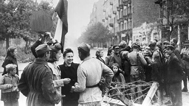 Мирные жители Варшавы и бойцы Красной армии. Освобождение Польши. Великая Отечественная война 1941-1945