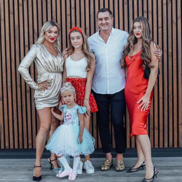 Дядя Жора с женой и дочерьми Дядя Жора с женой и дочерьми