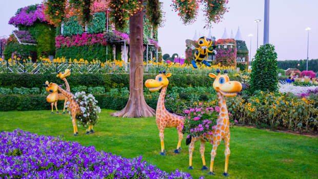 Beautiful baby giraffes and flowers (700x393, 462Kb)