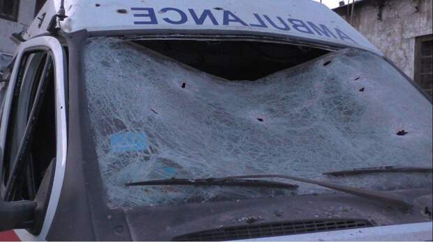 Украинские войска обстреляли Донецк, выпустив в общей сложности 35 снарядов. В Петровском районе города бригада скорой помощи прибыла на вызов пострадавшим от обстрела, однако попала под повторный. Фельдшер, санитар и водитель погибли сразу.