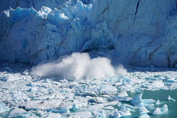 Ледник Перито-Морено, Аргентина. Фотограф - Мэтт Брох. На снимке запечатлен момент падения отколовшейся глыбы льда красивые места, красота, ледник, ледники, природа, путешественникам на заметку, туристу на заметку, фото природы