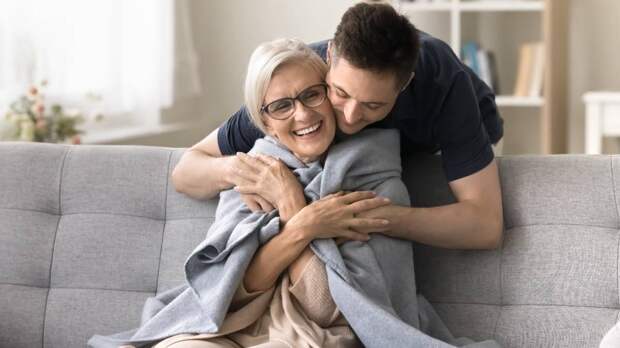 В РПЦ объяснили, почему мужчины в 30 лет все еще живут с мамой