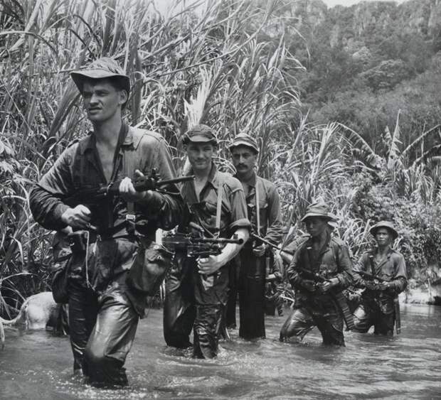 Солдаты из Новой Зеландии (участвовала в войне как союзник Англии) и Малайи патрулируют джунгли, около 1957 г. военное, история, солдаты, фото