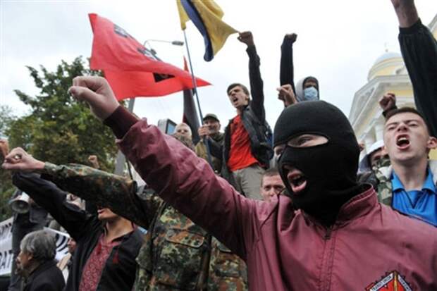 Украинский националист напал на двух девушек в Крыму Украинский националист напал на двух девушек в Крыму
