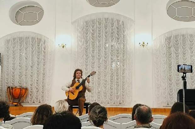 Известный российский гитарист Роман Зорькин подарил Тамбову "Вечернее настроение"