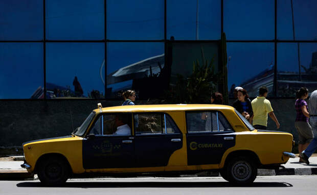 Тюнинговое такси-«копейка» на улицах Гаваны