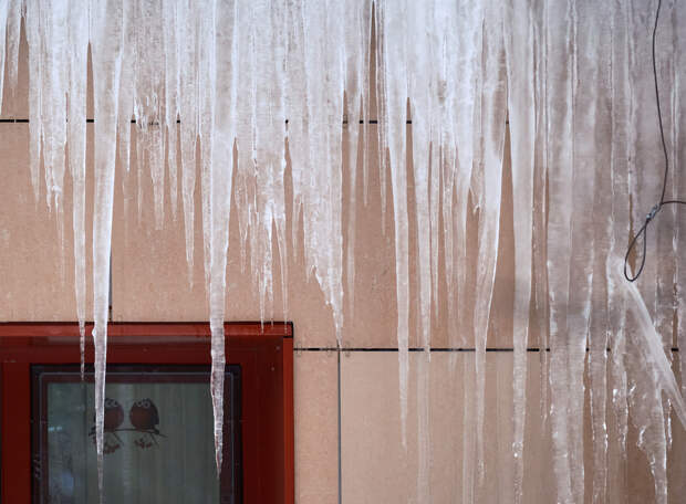 В российском городе на ребенка рухнула ледяная глыба