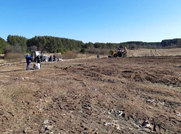 В Тверской области убрали горы строительного мусора, вываленного рядом с кладбищем