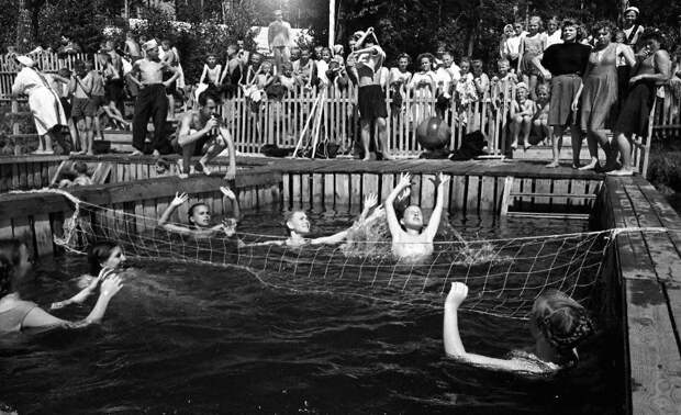 Час купания. Водный волейбол. 1948 год. Автор: Сергей Васин.