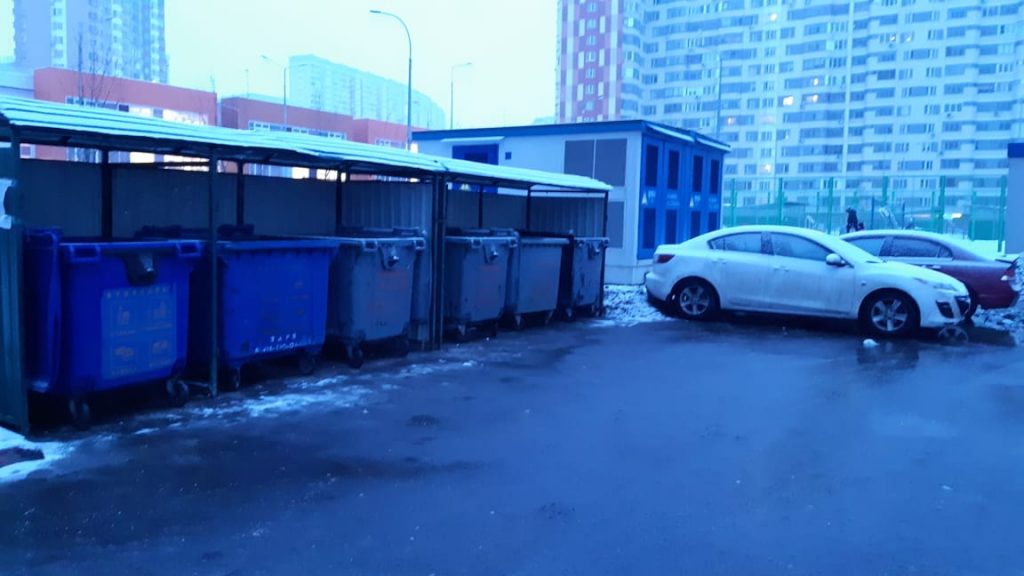 Мусорная площадка на Покровской превратилась в неухоженную свалку