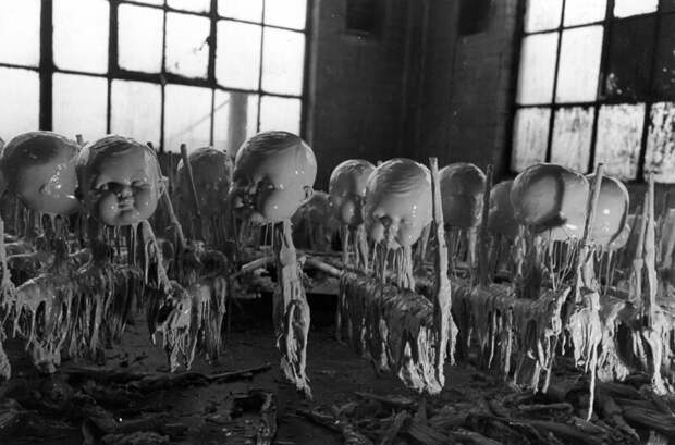 Вновь сформированные кукольные головки сушат на кукольной фабрике.c.1947 история, ретро, фото