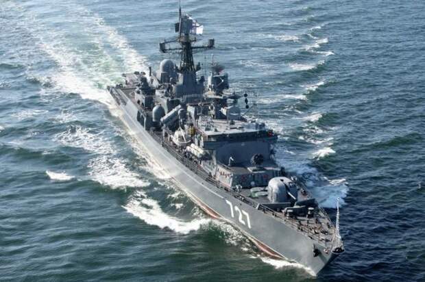Сближение американского эсминца с российским кораблём попало на видео