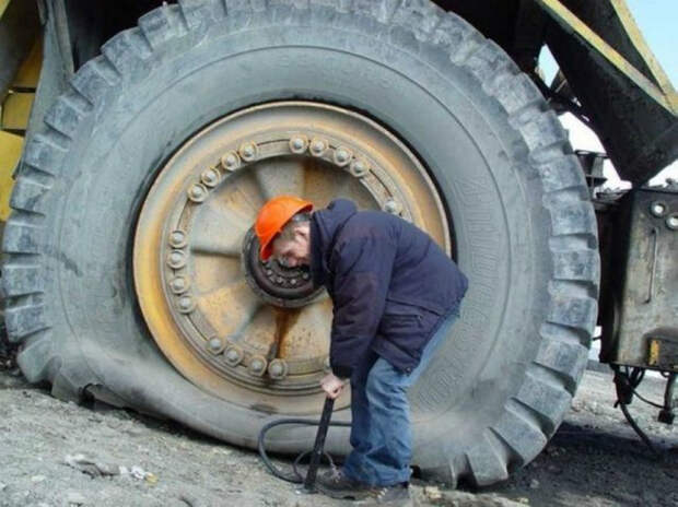 Накачать огромное колесо вручную. Накачать огромное колесо вручную.