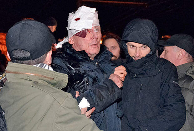 Киев, 2014 год. Луценко оказывают медпомощь после стычки с правоохранителями