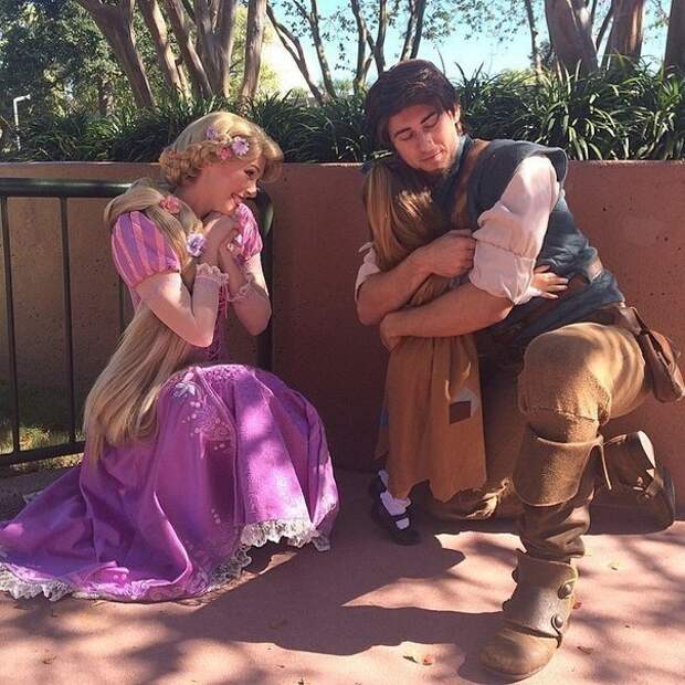 Мама шьет для дочки костюмчики для посещения Disney World Мама шьет для дочки костюмчики для посещения Disney World