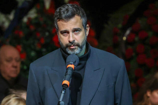 «Там будет ваша квартира?»: Иван Ургант с юмором прокомментировал скандал Ларисы Долиной и Дмитрия Диброва