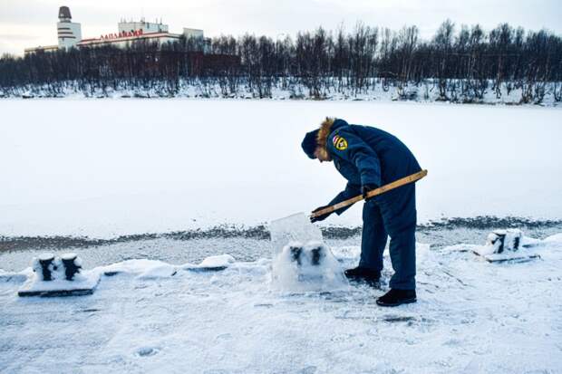 В Свердловской области дорожники взрывают лёд у мостов