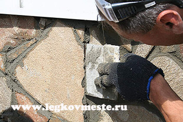 Заполняем швы между прилегающими камнями