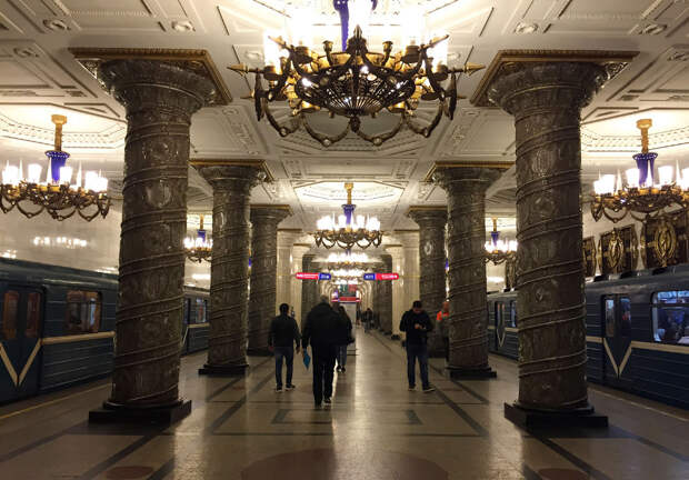 Говоря про подземелье, нельзя не заглянуть в Питерское метро