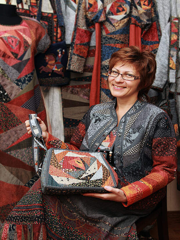 Взрослая женщина создает изделия в стиле пэчворк. /Фото: brother-friends.ru