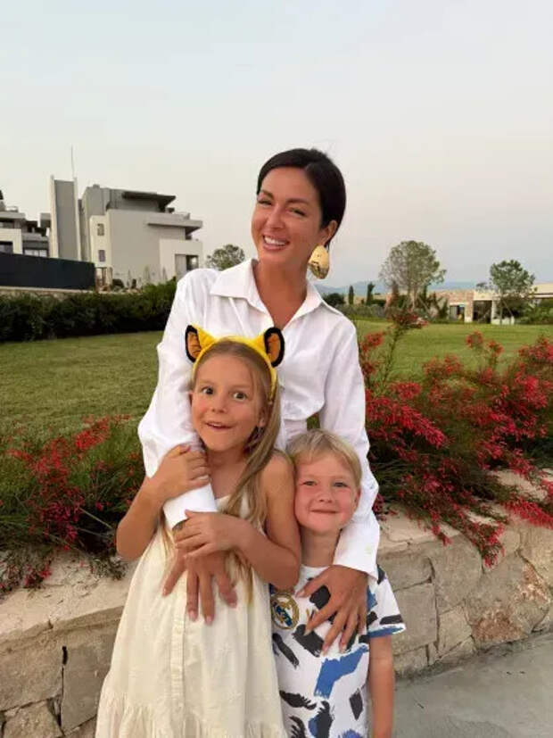 Нюша с детьми