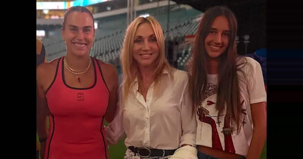 Кристина Орбакайте с мужем и дочерью встретилась с Ариной Соболенко на турнире в Майами