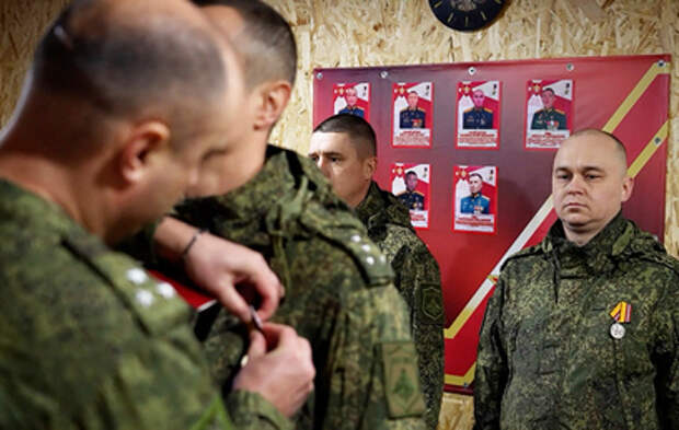 Бойцам полка химзащиты вручили высокие награды на передовой