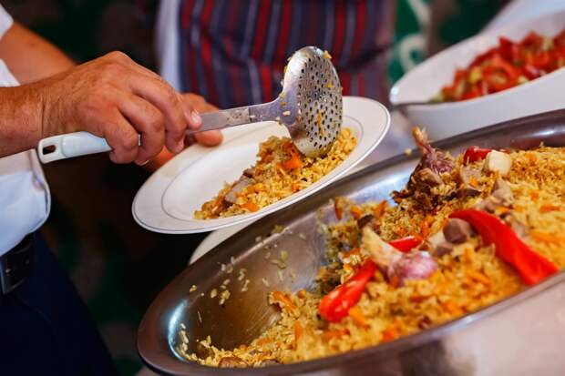 Россиянка описала цены на еду в Узбекистане фразой «большая порция плова стоит 350 рублей»