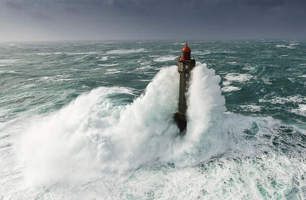 sn_wave_lighthouse_02.jpg