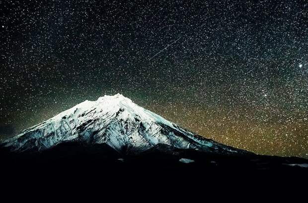 Авачинский и Корякский вулканы ночью под звездами, Камчатка зима, красота, природа, россия, фото
