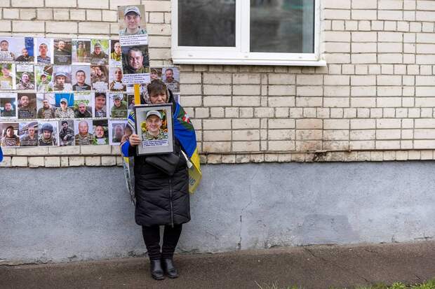 «Теряют сознание от голода, пьют дождевую воду». Фото отощавших бойцов ВСУ вызвало скандал на Украине