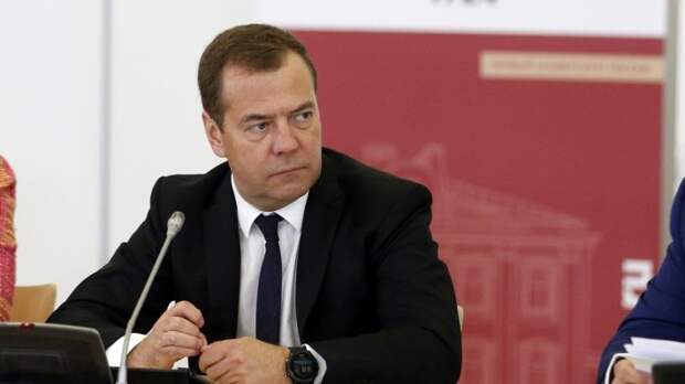 Медведев: США объявили торговую войну России