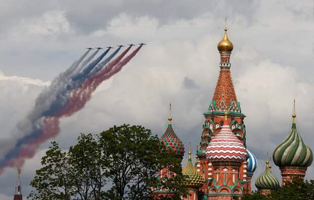 «Это истеричные дети»: политолог о попытках ЕС помешать Фицо прилететь в Москву на 9 мая