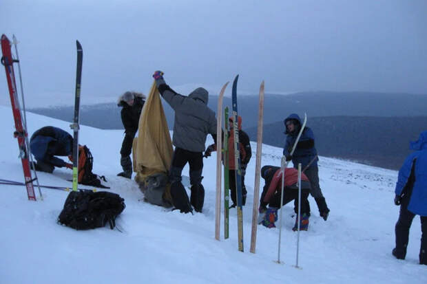 Перевал Дятлова интересен туристам уже много лет, этому фото 16 лет. Фото из архива Алексея Коськина.