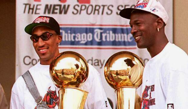 scott pippen michael jordan hold nba finals trophies bill walton