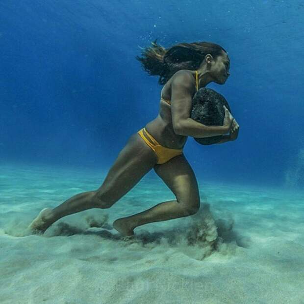 Серфингистка тренирует выносливость. Она бегает по дну океана с 20-килограммовым камнем, чтобы иметь силы противостоять ударам волн. животные, интересное, удивительное, факты