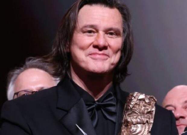 Джим Керри или двойник: Поклонники гадают, кто был на премии «Сезар»