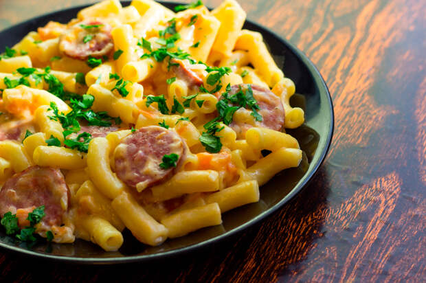 Сливочные макароны с копченой колбасой и сыром макароны, сыр, сливки, рецепт, видео рецепт, видео