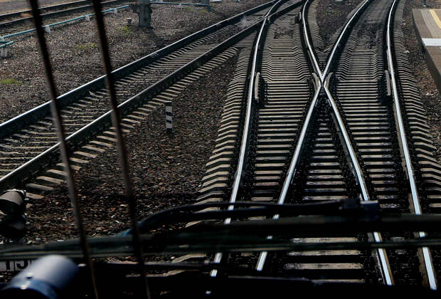 Названа возможная причина схода вагонов поезда с сотнями пассажиров в российском регионе