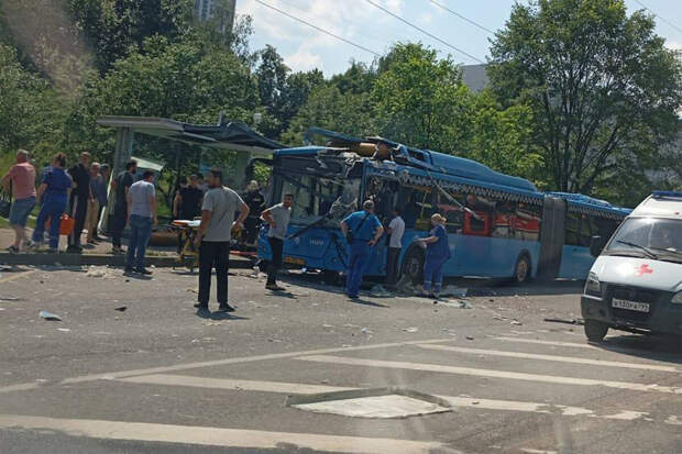 Появилось видео с баллоном, отлетевшим к жилым домам из-за взрыва автобуса в Москве