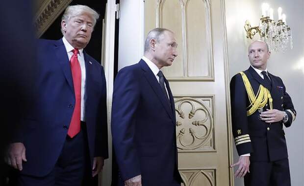 На фото: президент США Дональд Трамп и президент РФ Владимир Путин (слева направо) во время встречи в Президентском дворце, Хельсинки