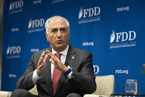 📰 Сына иранского шаха Пехлеви облили краской после выступления в Берлине